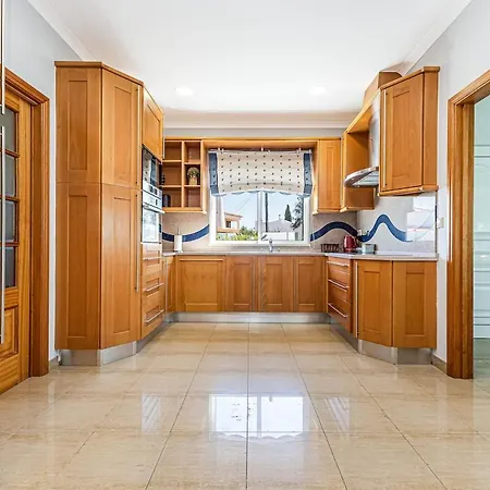 Βίλα Quiet Near The Beach, Opcional Heated Pool *
